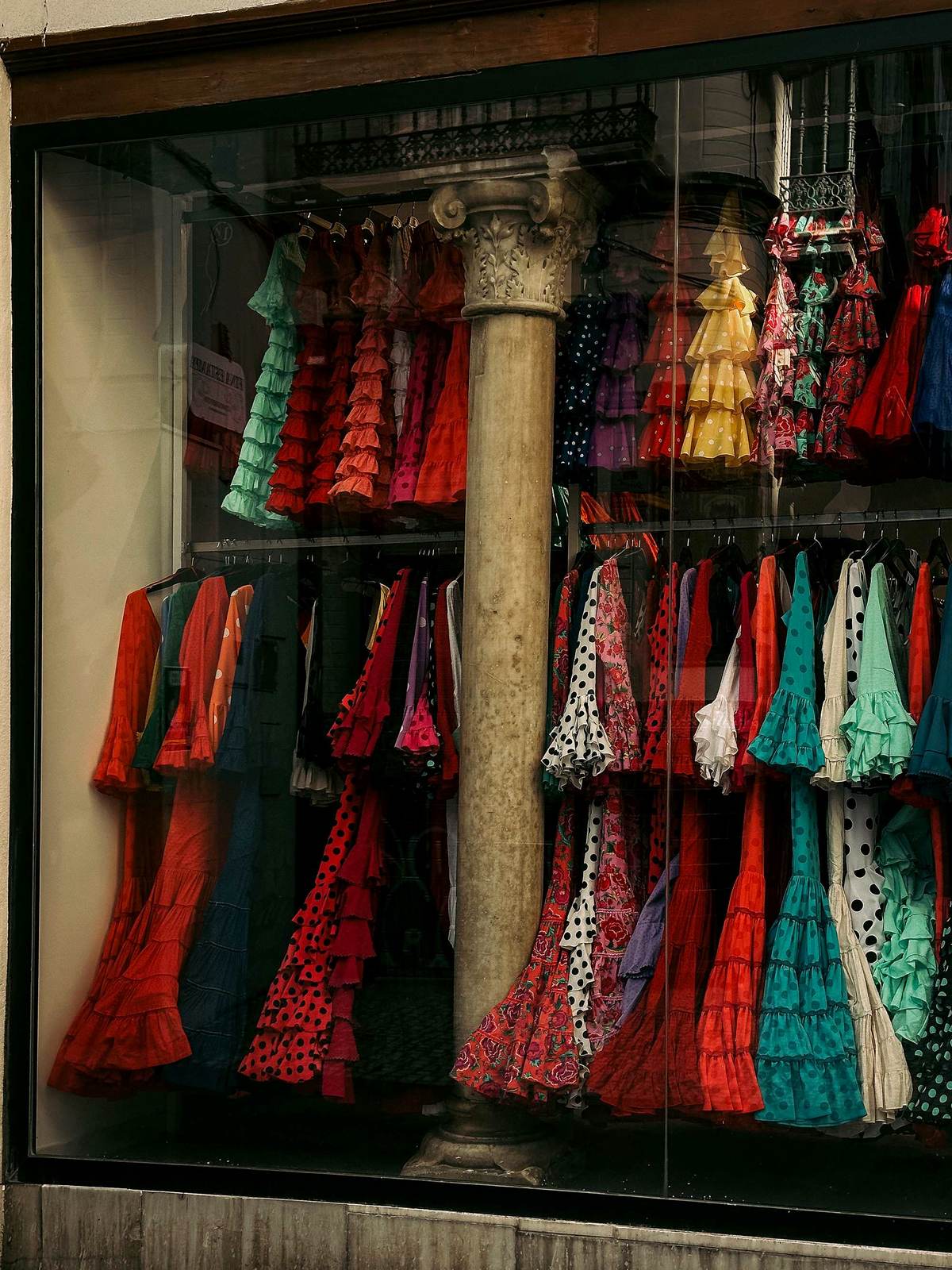 Escaparate o interior de boutique en el barrio de Salamanca, encuadre editorial.